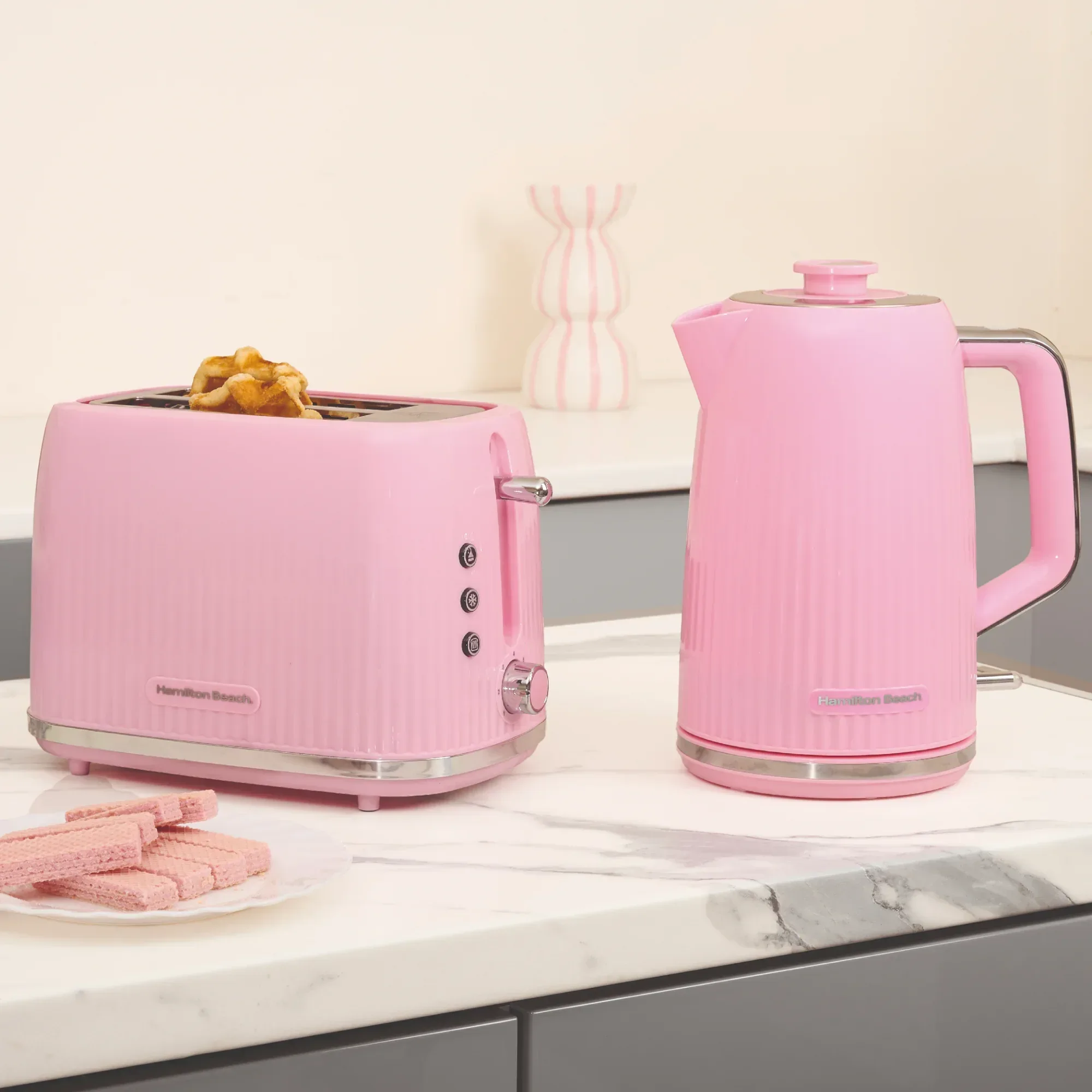 Hamilton Beach Miami Kettle, Toaster & Microwave Set - Flamingo Pink - Image 3