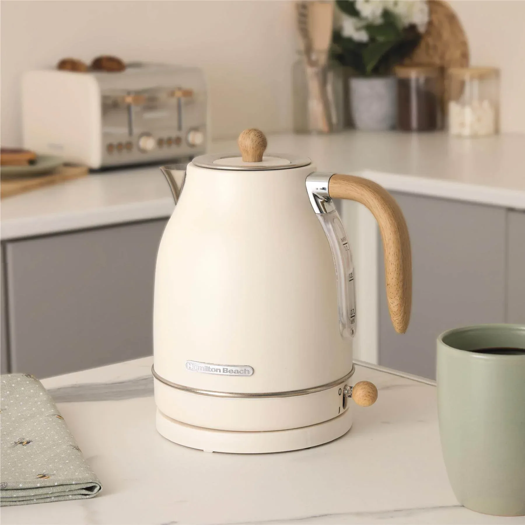 Hamilton Beach Scandi 1.7L Jug Kettle - Matte Cream with Wood Effect - Image 3