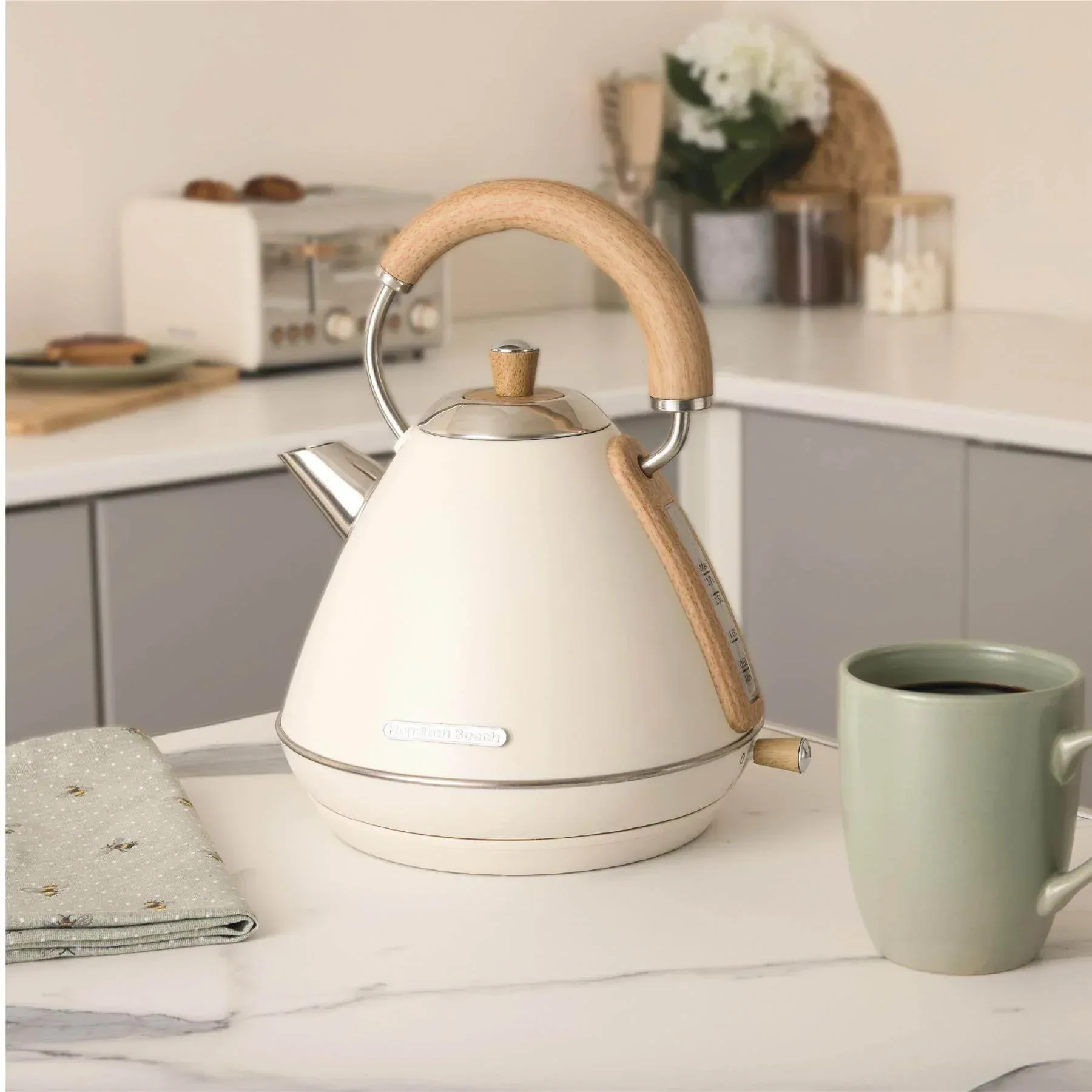 Hamilton Beach Scandi 1.7L Pyramid Kettle - Matte Cream with Wood Effect - Image 3